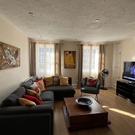 Stay In Yeovil Town Centre, Large 2 Bd Apt With Parking, Sleeps 4 Exteriér fotografie