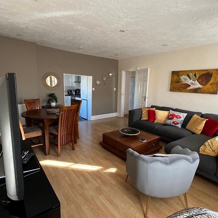 Stay In Yeovil Town Centre, Large 2 Bd Apt With Parking, Sleeps 4 Exteriér fotografie