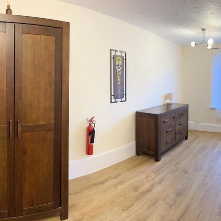 Stay In Yeovil Town Centre, Large 2 Bd Apt With Parking, Sleeps 4 Exteriér fotografie