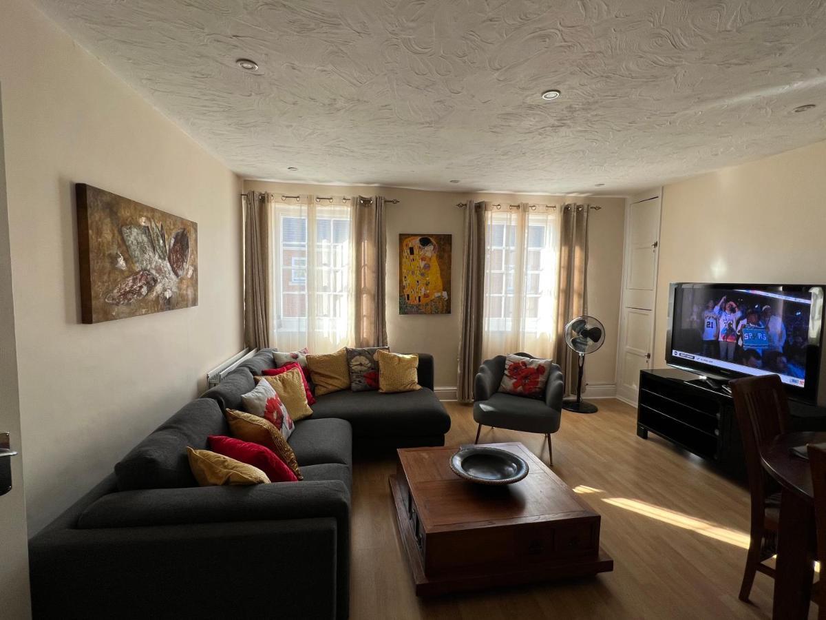 Stay In Yeovil Town Centre, Large 2 Bd Apt With Parking, Sleeps 4 Exteriér fotografie