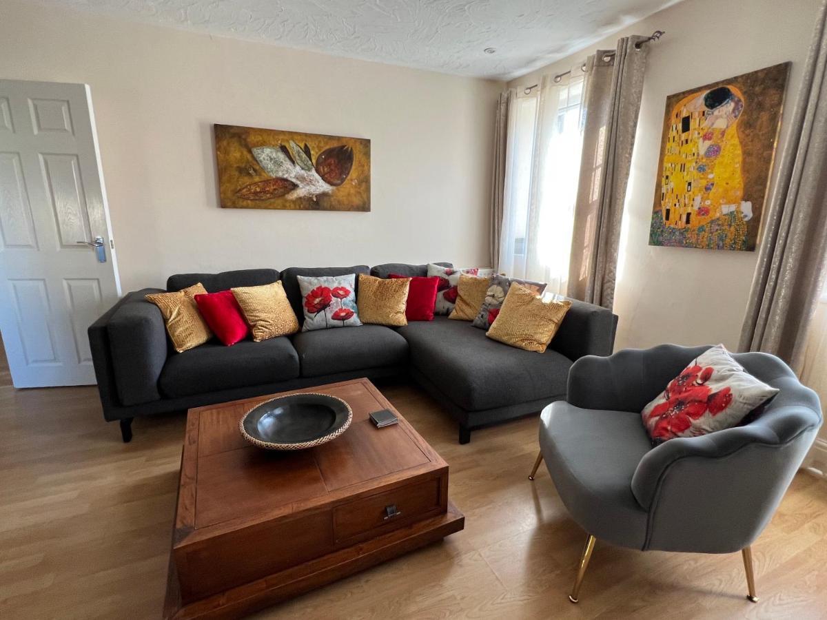 Stay In Yeovil Town Centre, Large 2 Bd Apt With Parking, Sleeps 4 Exteriér fotografie