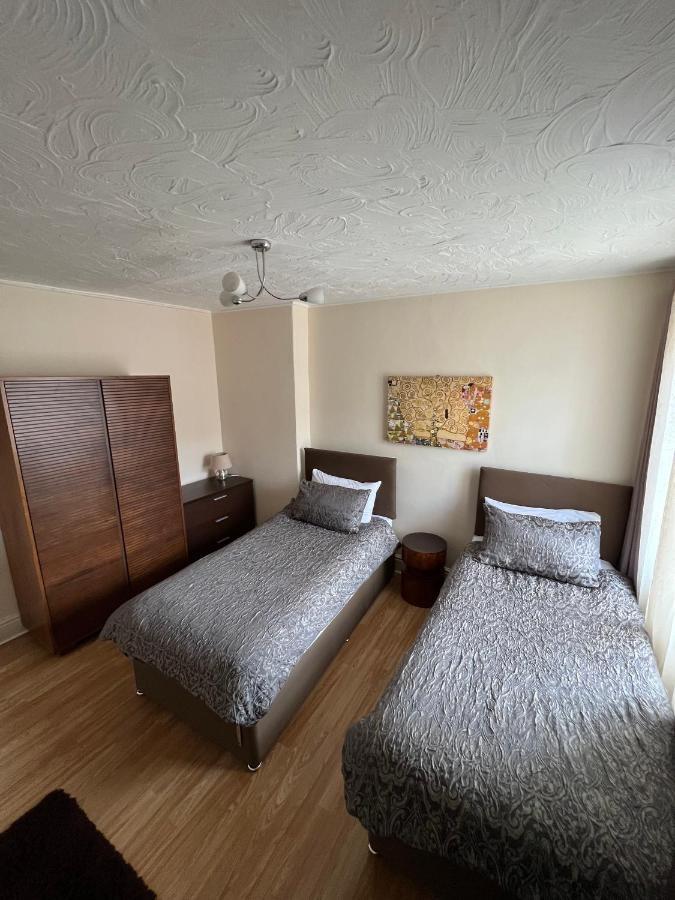 Stay In Yeovil Town Centre, Large 2 Bd Apt With Parking, Sleeps 4 Exteriér fotografie