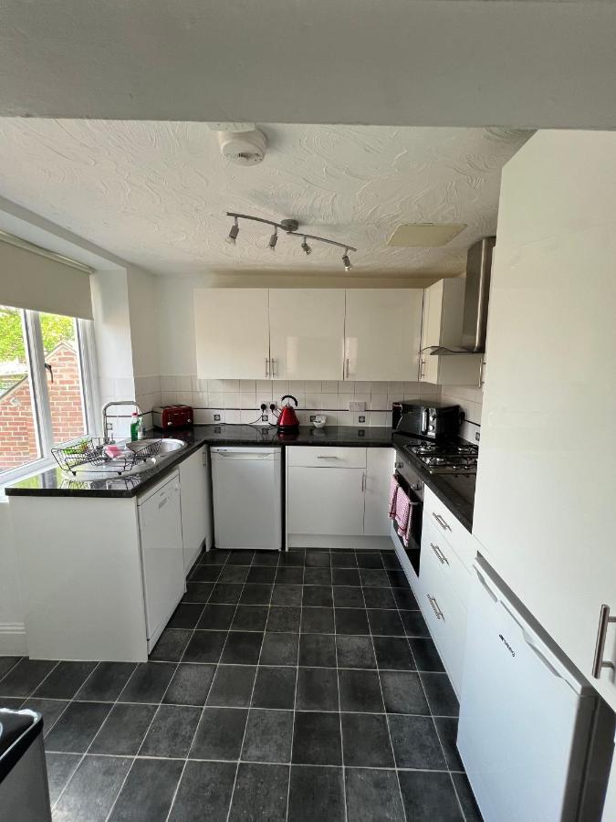 Stay In Yeovil Town Centre, Large 2 Bd Apt With Parking, Sleeps 4 Exteriér fotografie