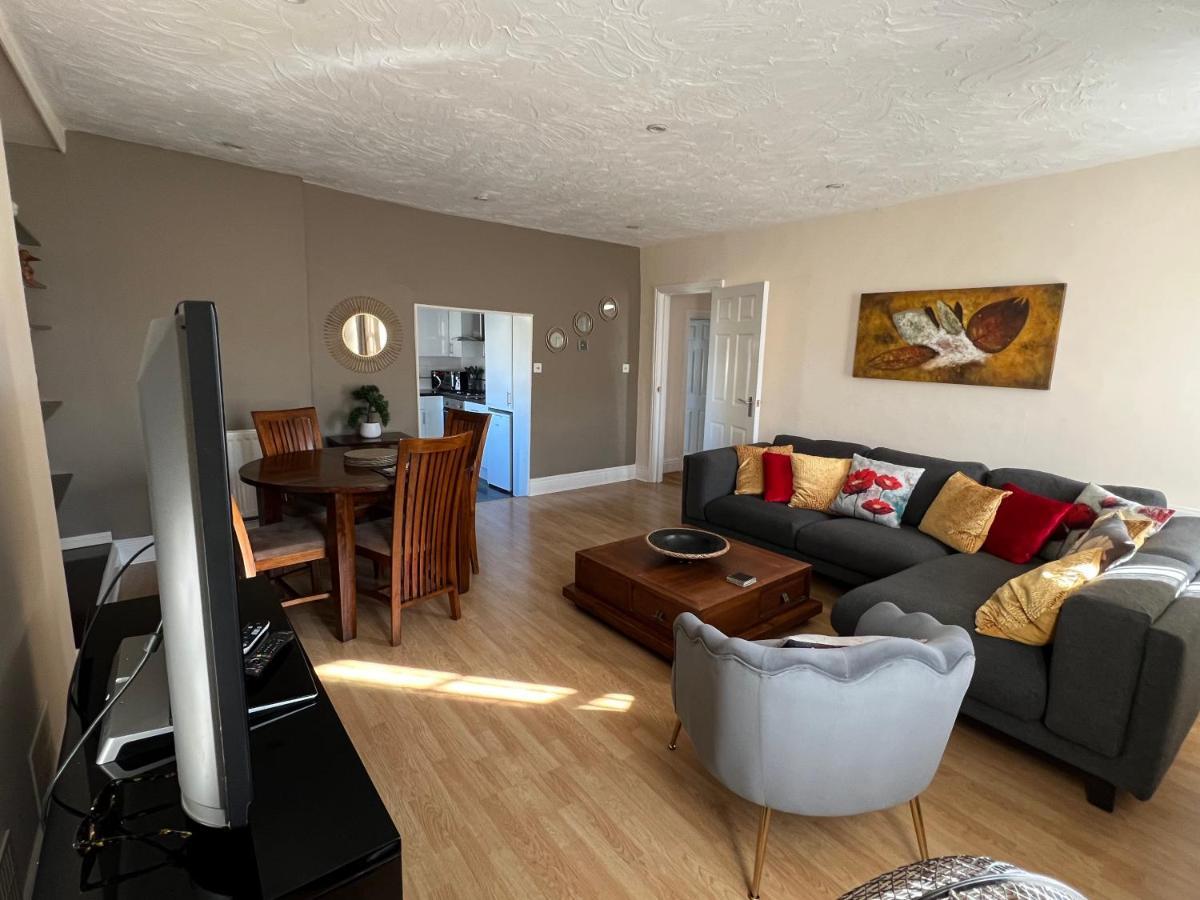 Stay In Yeovil Town Centre, Large 2 Bd Apt With Parking, Sleeps 4 Exteriér fotografie
