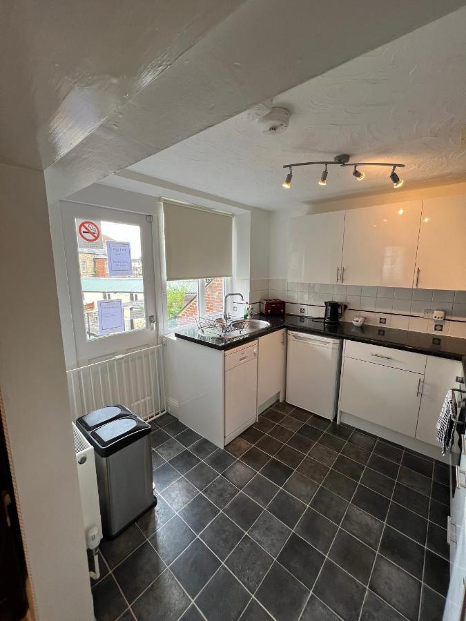 Stay In Yeovil Town Centre, Large 2 Bd Apt With Parking, Sleeps 4 Exteriér fotografie
