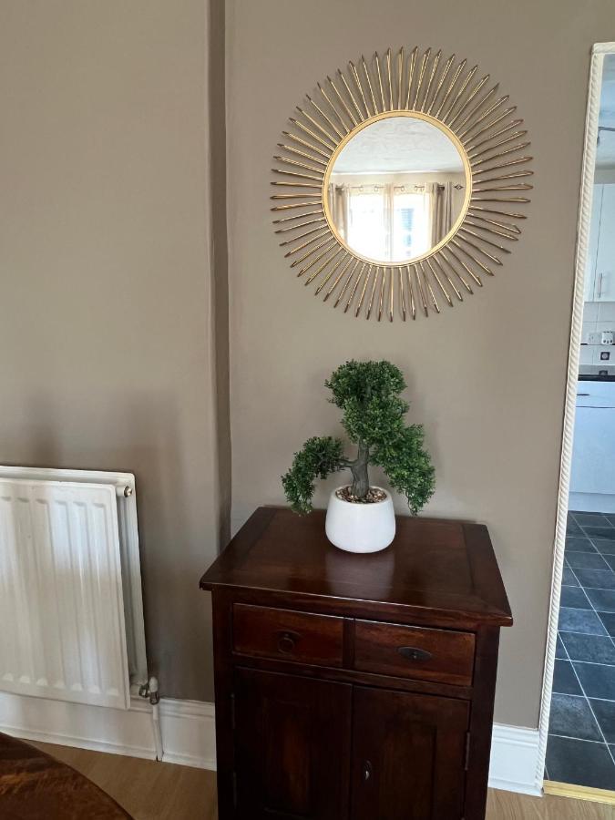 Stay In Yeovil Town Centre, Large 2 Bd Apt With Parking, Sleeps 4 Exteriér fotografie