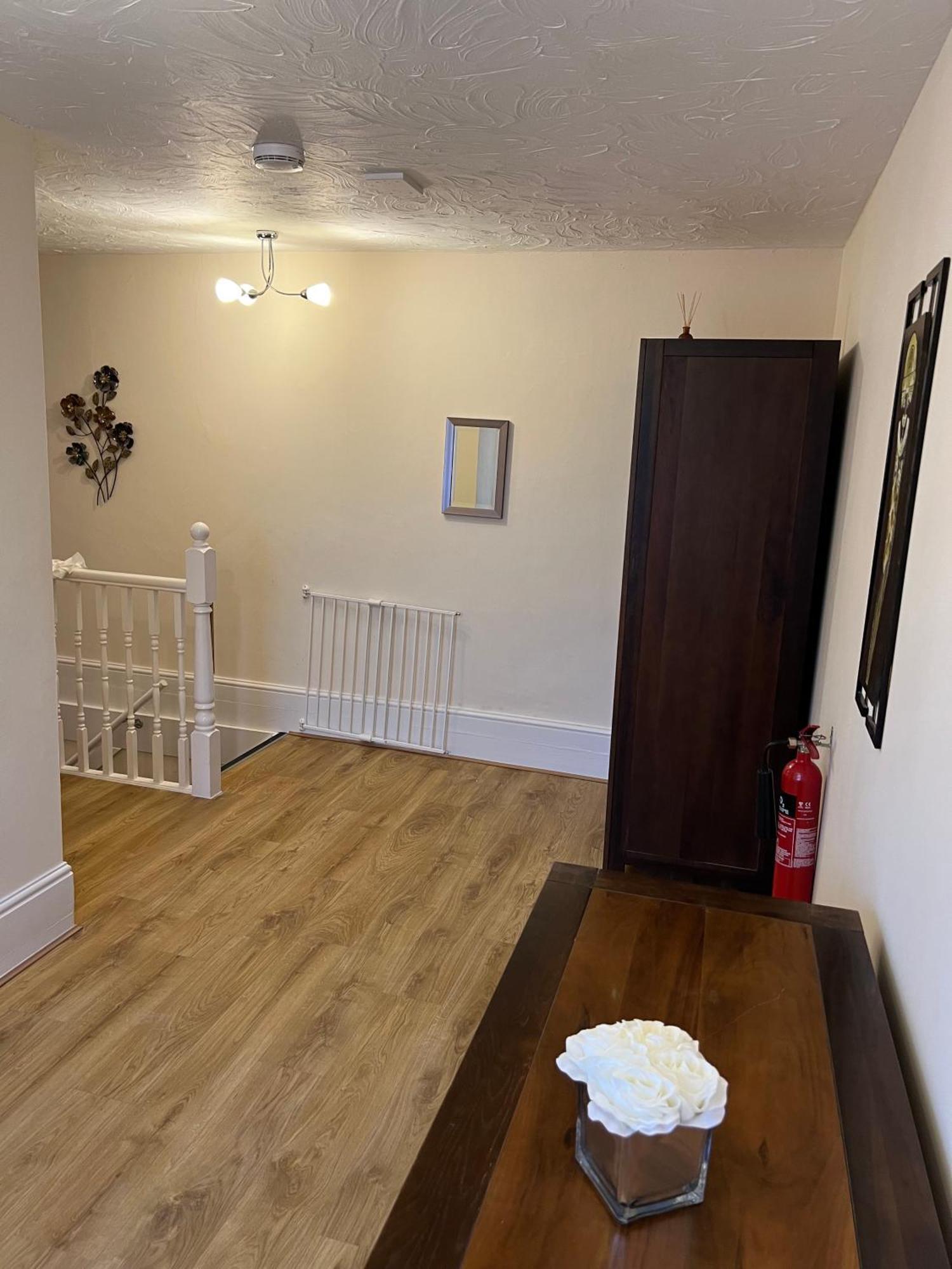Stay In Yeovil Town Centre, Large 2 Bd Apt With Parking, Sleeps 4 Exteriér fotografie