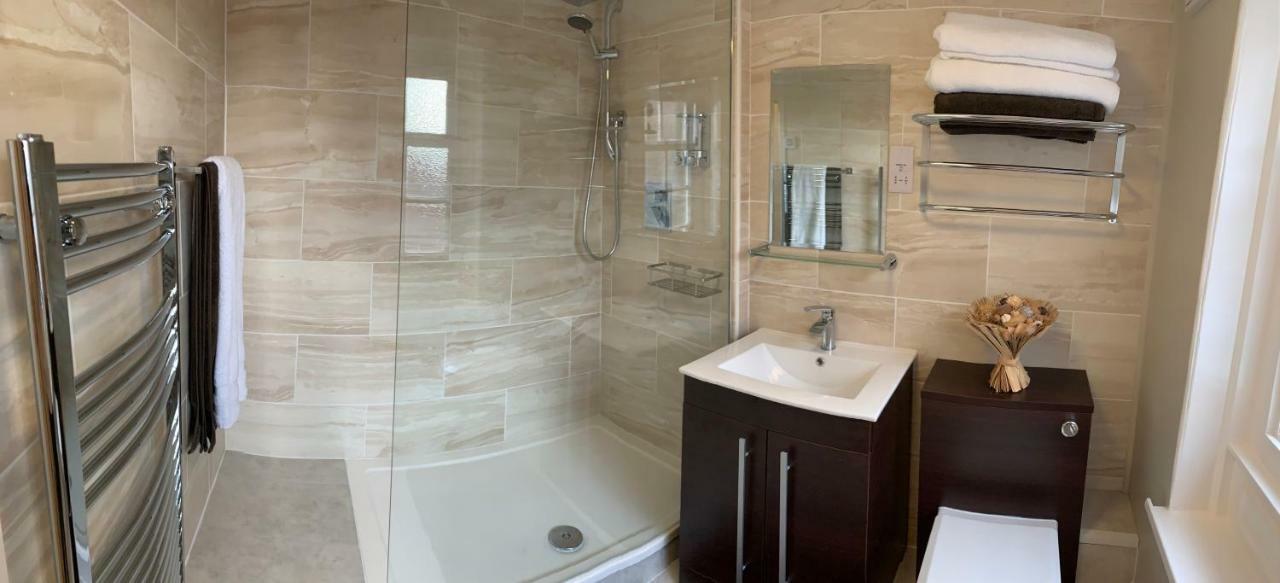 Stay In Yeovil Town Centre, Large 2 Bd Apt With Parking, Sleeps 4 Exteriér fotografie