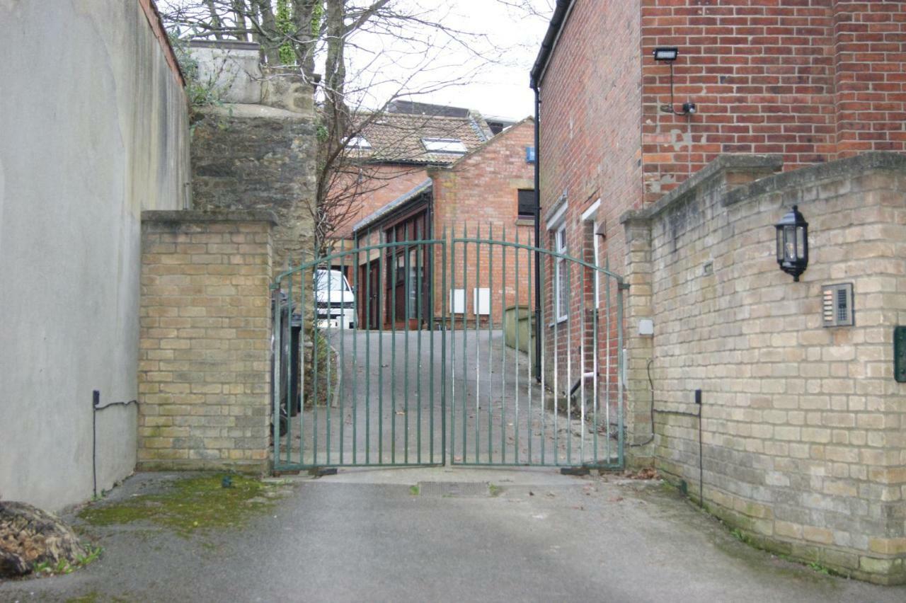 Stay In Yeovil Town Centre, Large 2 Bd Apt With Parking, Sleeps 4 Exteriér fotografie
